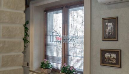Аккуратное двустворчатое окно смотрится очень солидно