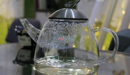 Поверхность стола имеет токопроводящее покрытие по центру