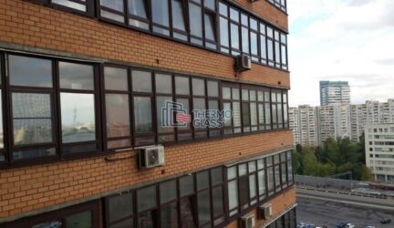 Снаружи остекленная греющими окнами лоджия выглядит очень эстетично