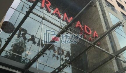 Стеклянная конструкция облагородила входную группу здания