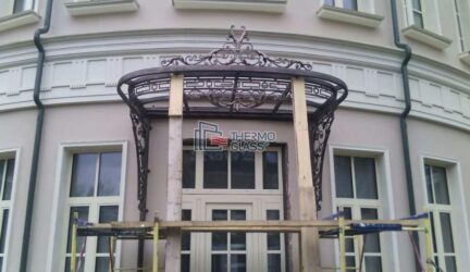Установка триплекса с подогревом на козырьке для схода снега и наледи